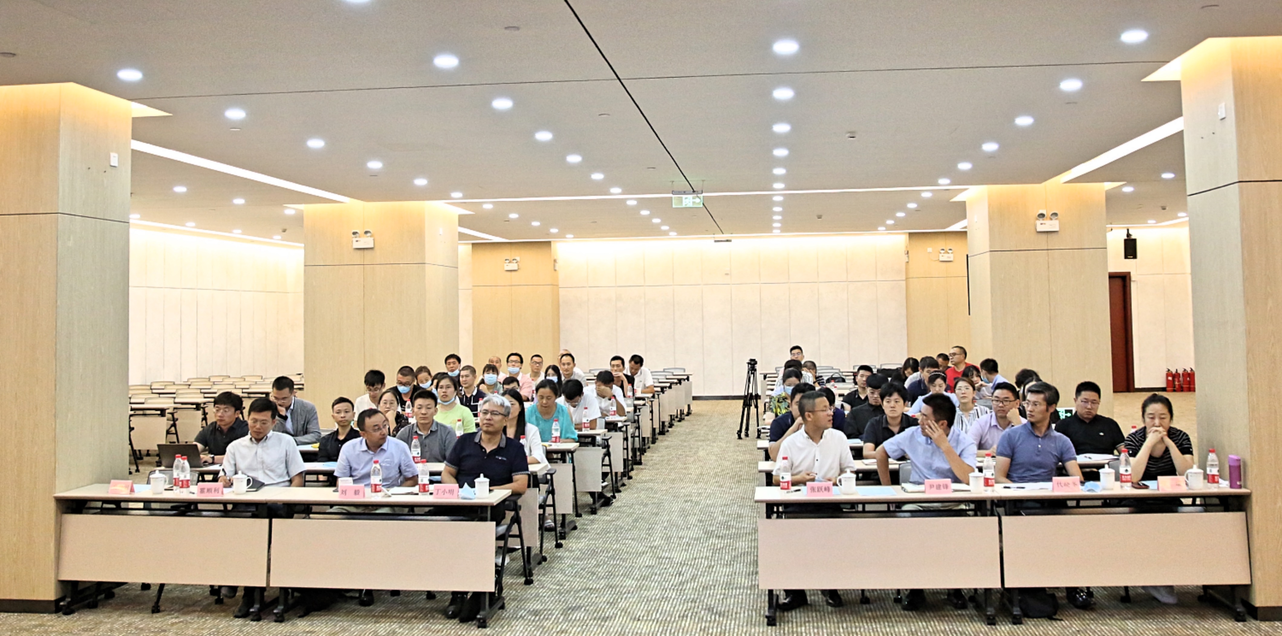 华农召开“走进华农”主题培训，丁小明、张跃峰作主旨演讲